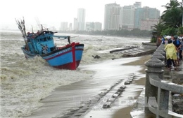 Tàu cá bị sóng đánh chìm ngoài khơi Nha Trang
